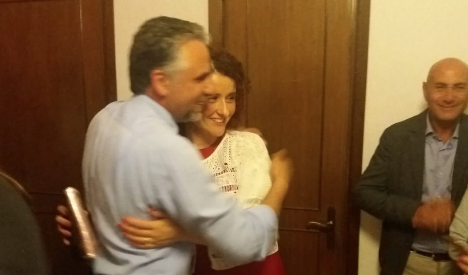 L’abbraccio di Ignazio Abbate con la moglie: “Ti amo come la mia Modica”