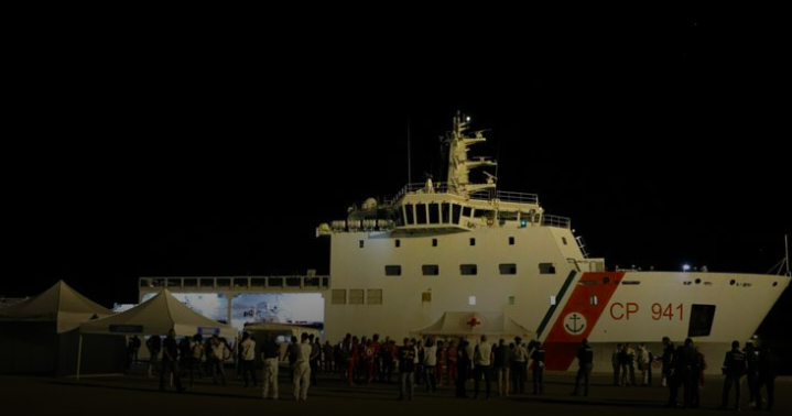 Anche un bambino di appena otto anni tra gli sbarcati ieri sera a Pozzallo. Senza genitori e parenti ha viaggiato da solo in cerca di un futuro migliore.
