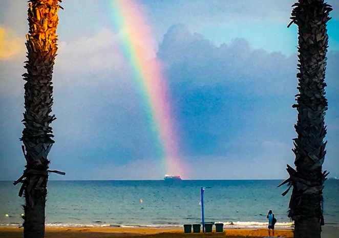 Un arcobaleno colora la nave danese carica di migranti che nella notte attracca a Pozzallo. Soddisfatto il Sindaco