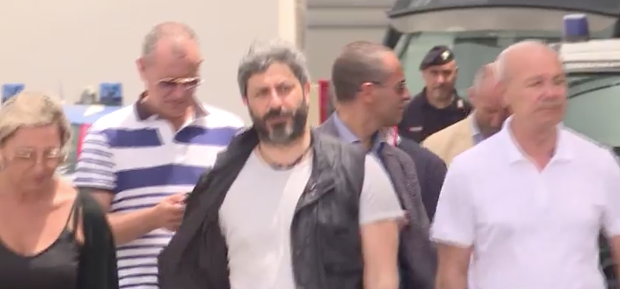 Il presidente della Camera, Roberto Fico, in visita all’hotspot a Pozzallo: “Le Ong fanno un lavoro straordinario”