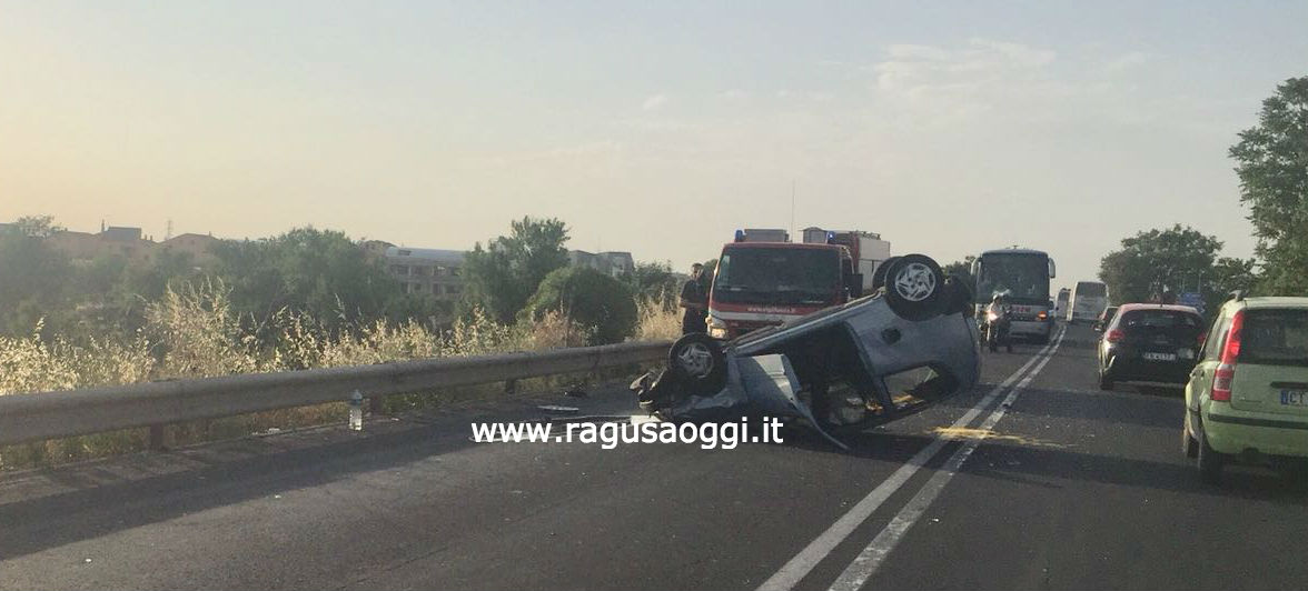 Incidente stradale alle porte di Ragusa. Auto si capovolge. Rallentamenti traffico
