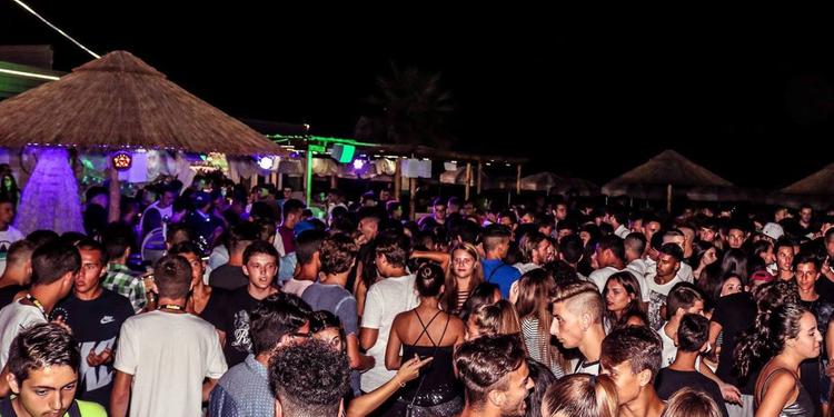 Stabilimento balneare quasi discoteca. Stop per 5 giorni ad attività di ballo e multa per gestore