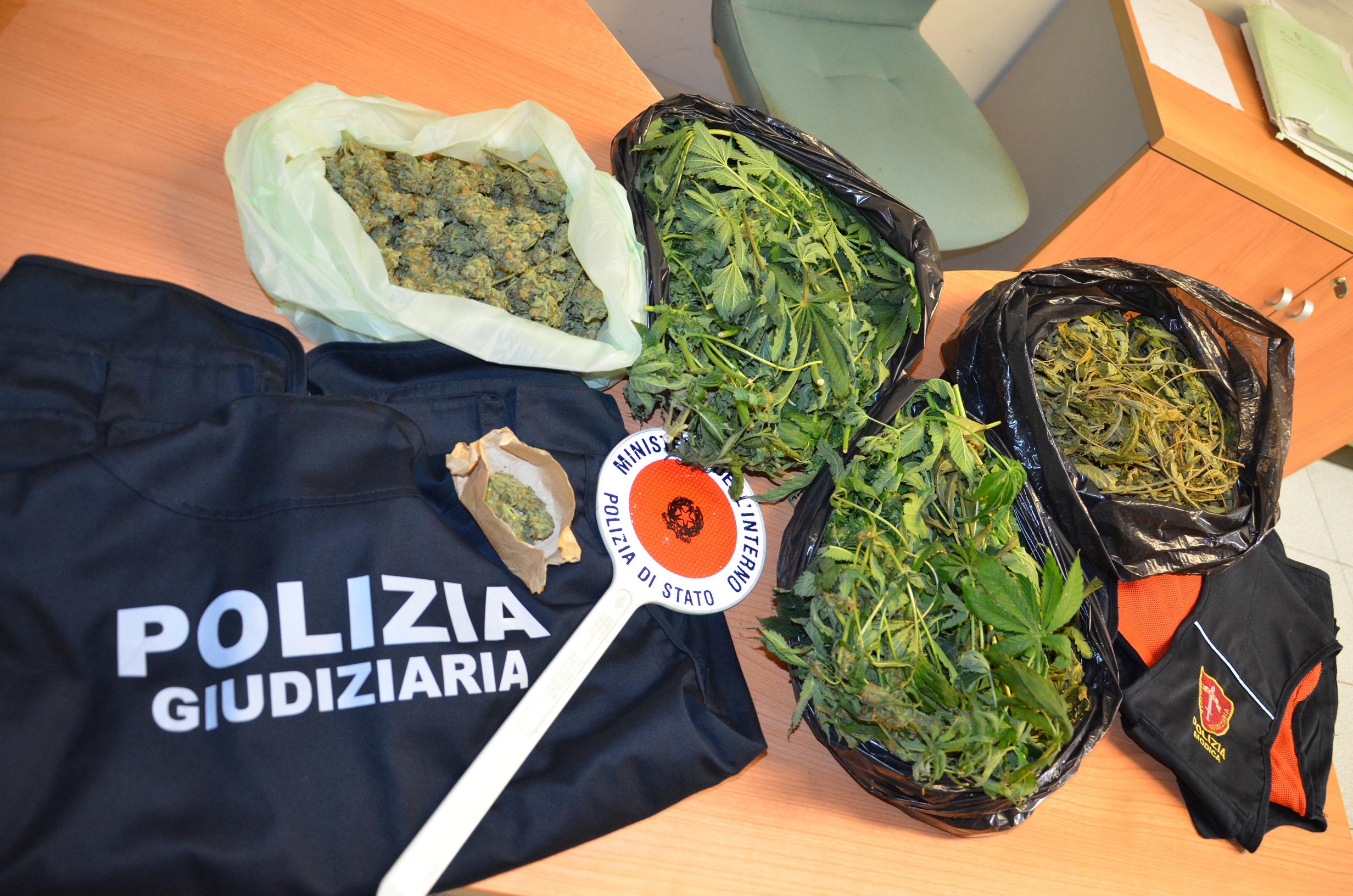 Nascondevano hashish in uno stabile abbandonato: arrestati un 29enne nigeriano e un 30enne ghanese.