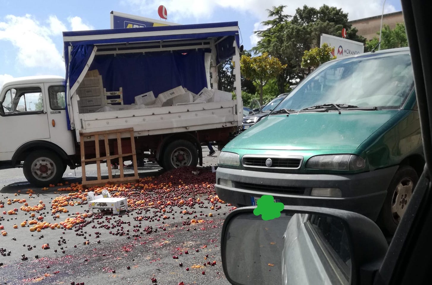 Finanza contro abusivi della frutta in via Di Vittorio. Che per protesta buttano tutto a terra. Traffico bloccato