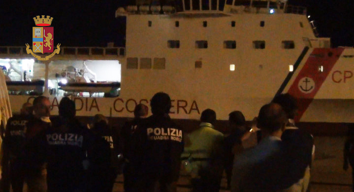 Dopo lo sbarco dei 519 migranti  a Pozzallo arrestati dalla polizia tre extracomunitari.