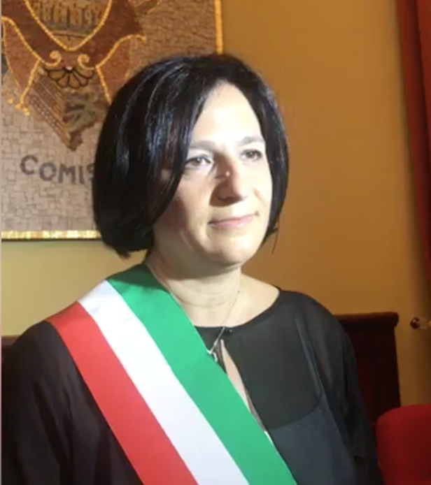 Maria Rita Schembari in fascia tricolore. Primo sindaco donna a Comiso: “L’aeroporto non si tocca”. VIDEO