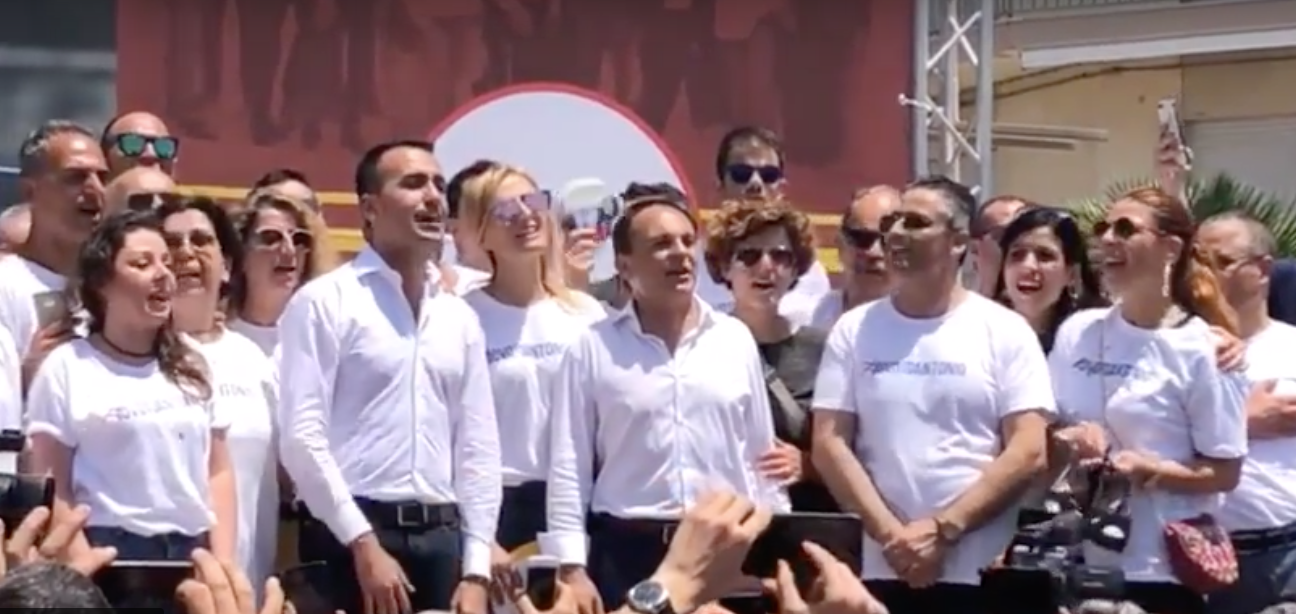 Di Maio canta l’inno d’Italia. L’intervista e il congiuntivo sbagliato VIDEO