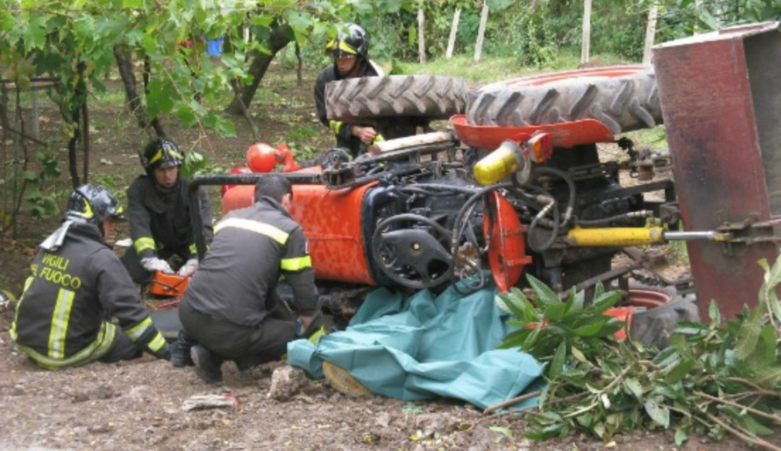 Incendi in vari campi di grano. Un trattore si ribalta nel tentativo di spegnere il fuoco. Intervento dei Vigili del Fuoco
