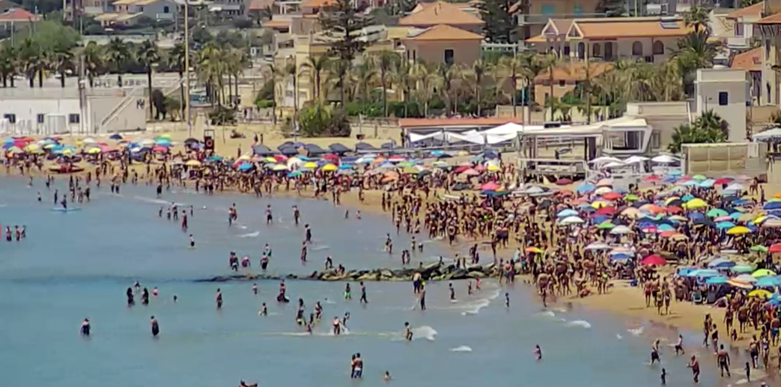Fa caldissimo! Spiagge super affollate a Marina di Ragusa. E il voto?