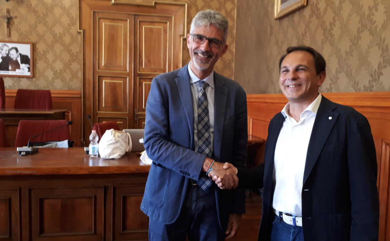 Si stringono la mano in segno di pace, ma si faranno la guerra. 15 giorni ancora di politica, programmi e promesse elettorali