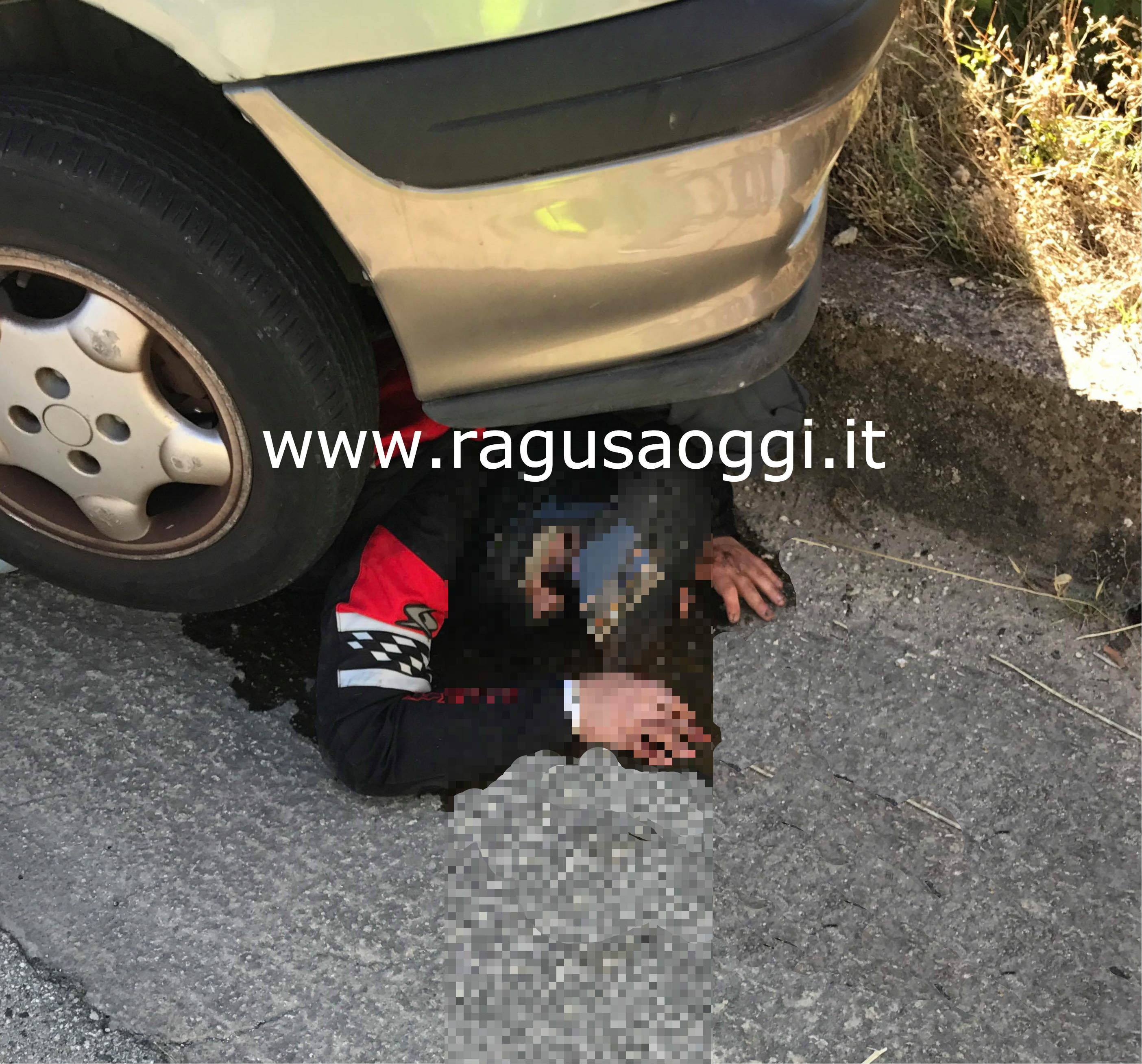 Incidente a Cisternazzi motociclista finisce sotto auto. Soccorso dai passanti