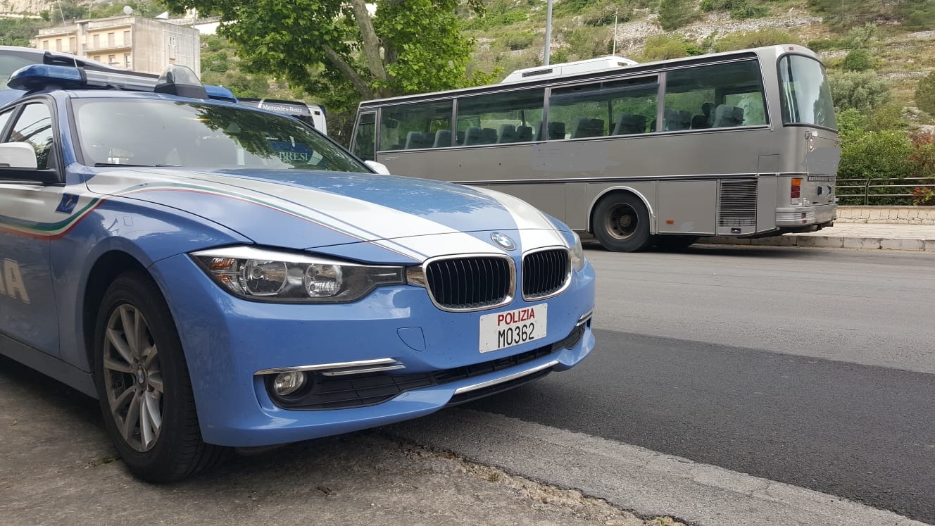 Altri due autobus scolastici non in regola. Polizia Stradale effettua controlli anche su camion, 4 denuncie