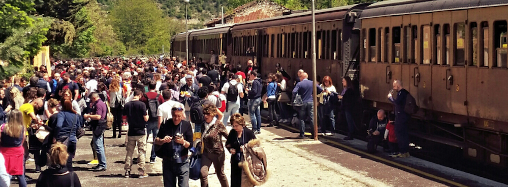Treni lumaca in Sicilia, ma i turisti li usano per raggiungere le località turistiche. Anche iblee