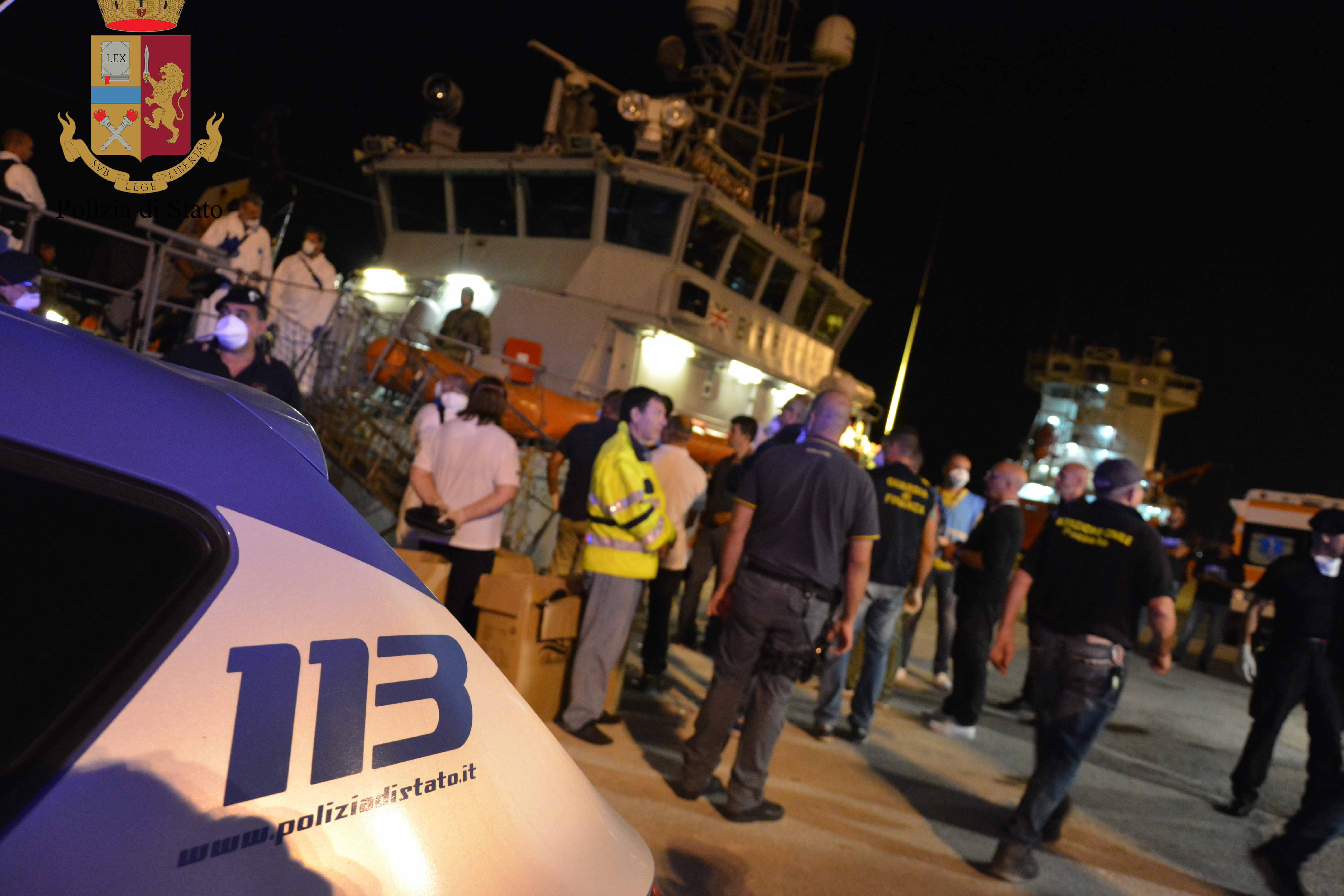 Sbarchi a Pozzallo arrestato l’intero equipaggio di un barcone di migranti. Avevano tutti bussola e navigatore satellitare