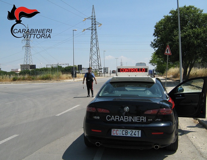 Carabinieri aggrediti da nord africani a Vittoria mentre arrestano tunisino spacciatore. Feriti italiani giunti in soccorso dei militari