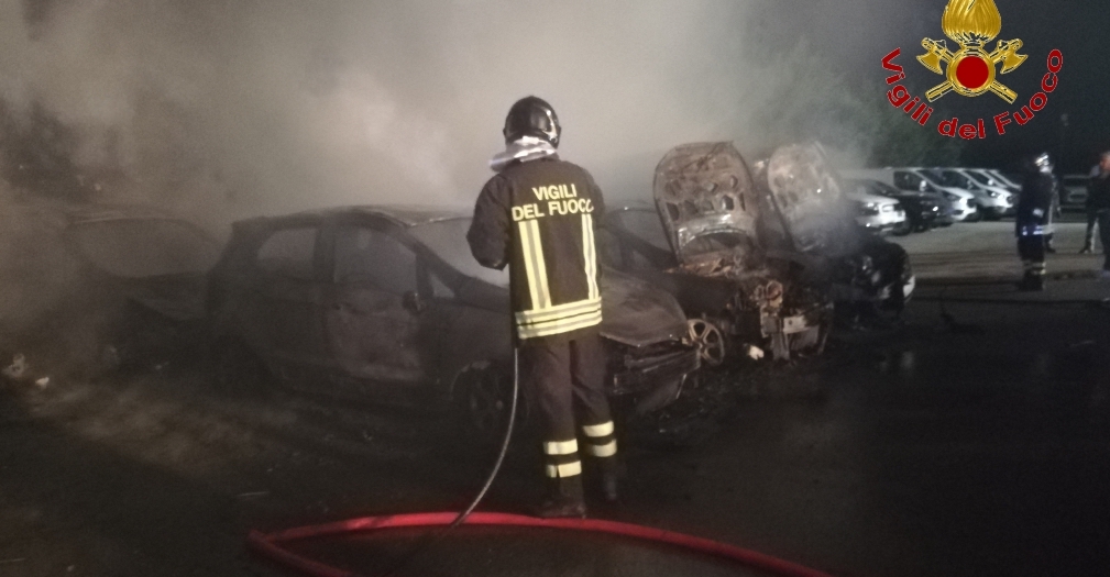 Una lanterna cinese accesa per un compleanno brucia sterpaglie che incendiano alcune automobili della concessionaria Sergio Tumino. Fiamme vicino al Bon che pero’ resta operativo
