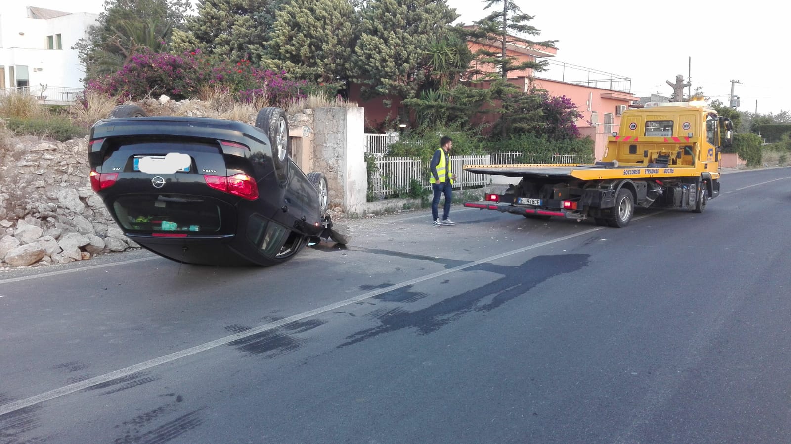 Incidente stradale sulla sp4: auto si ribalta