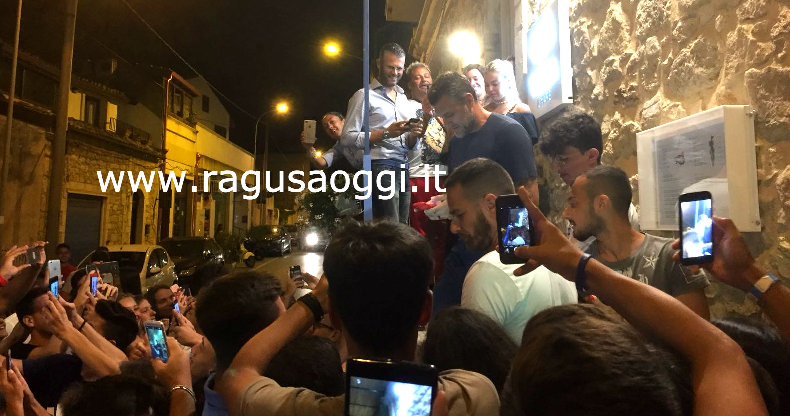 La lunga notte di Bobo Vieri a Marina di Ragusa. C’era anche la fidanzata Costanza Caracciolo che che vuole sposare in Sicilia. FOTO E VIDEO