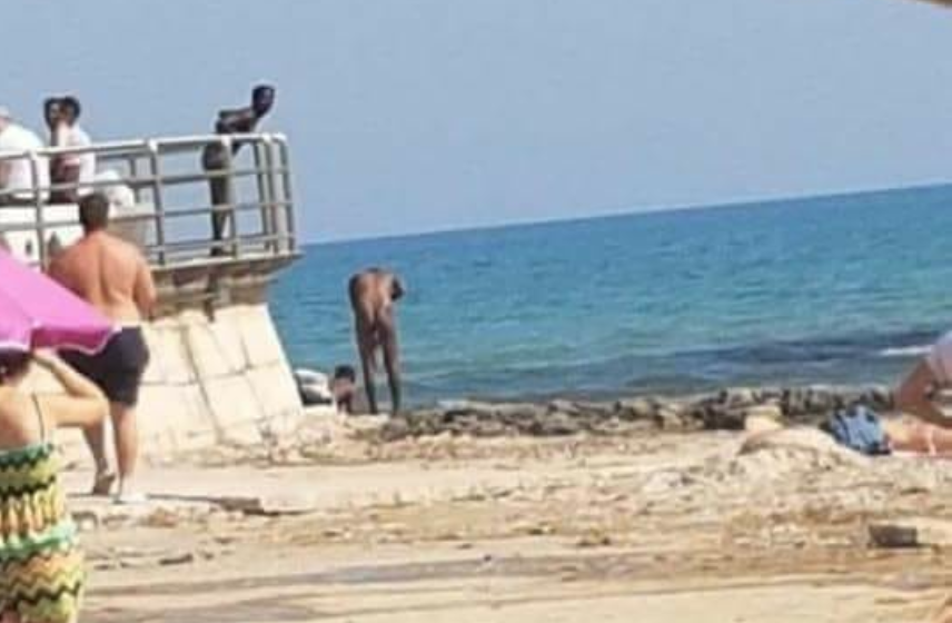 C’è troppo caldo e tre extracomunitari fanno il bagno nudi. A Pozzallo. Spiaggia in rivolta