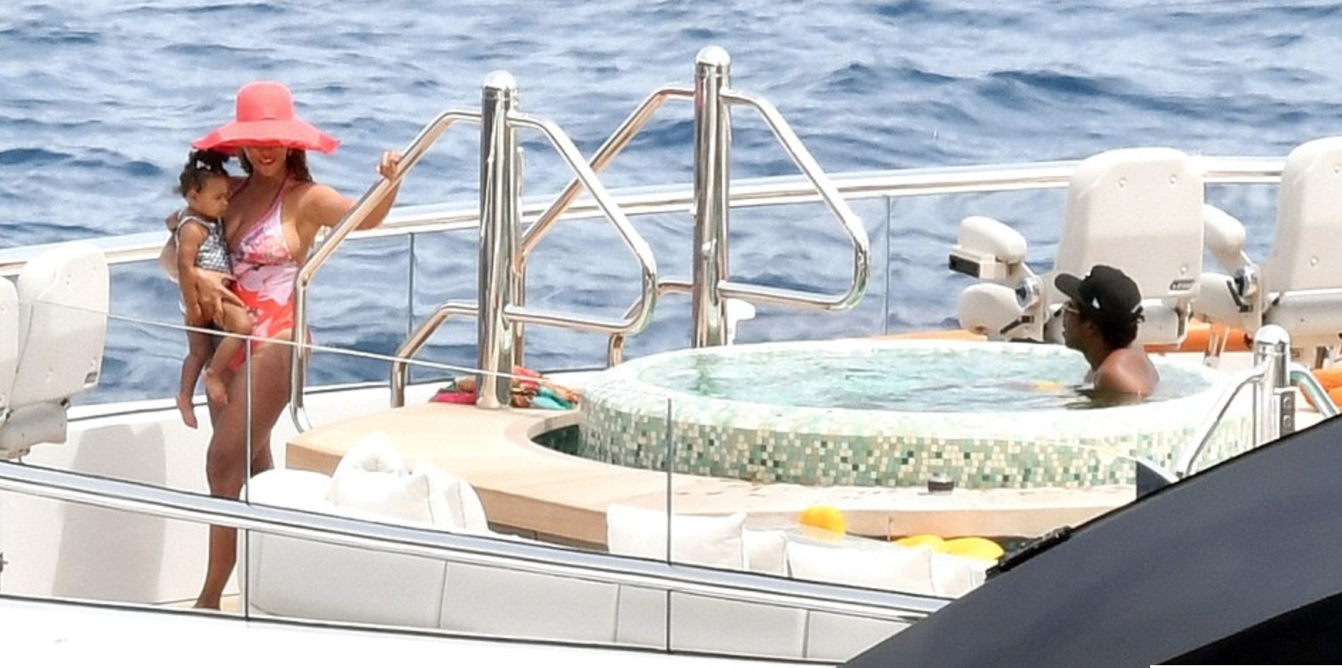 Beyoncè e Jay-Z sono a Marina dI Ragusa o a Capri? Il quiz dell’estate. VIDEO E FOTO