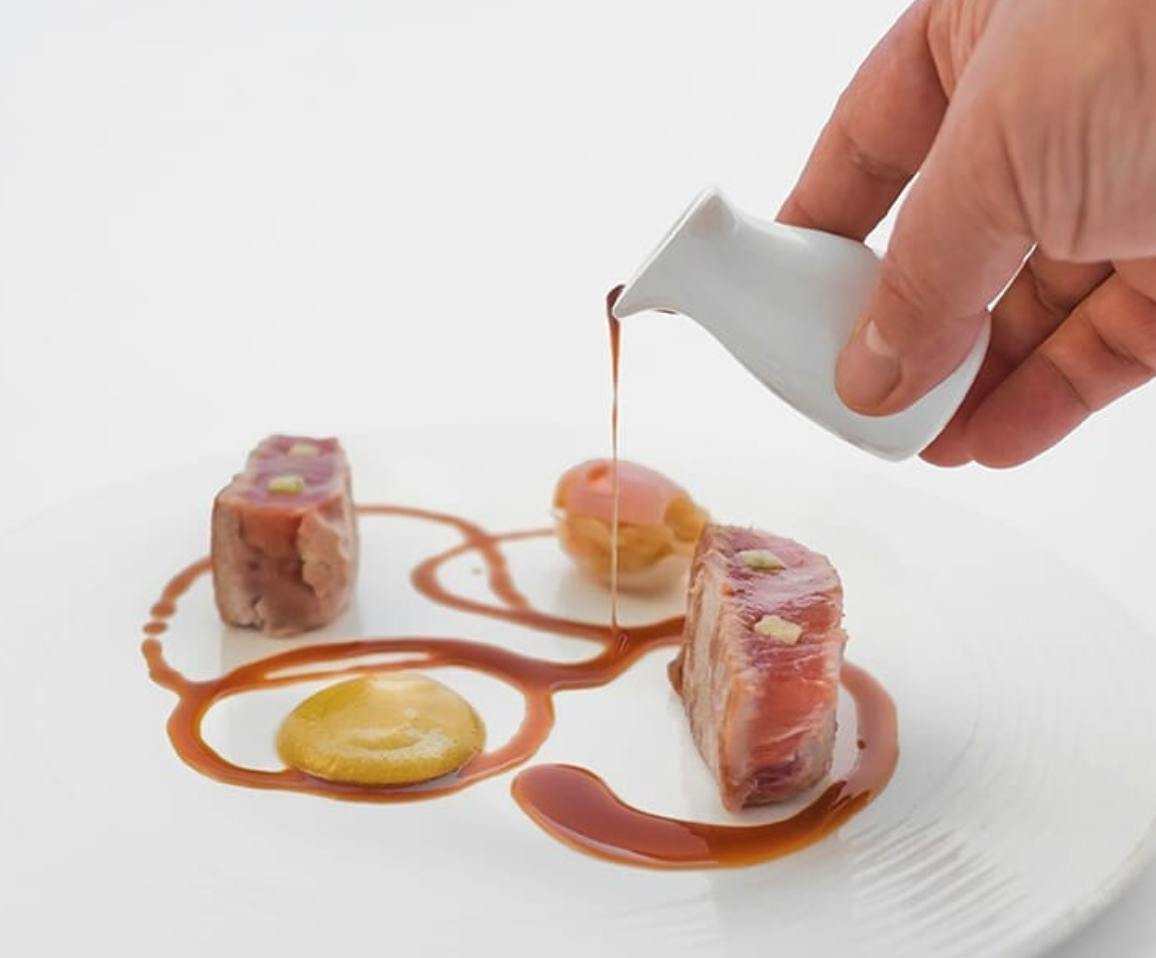 Il tonno “abbutunatu” di Ciccio Sultano. Con salsa di capperi