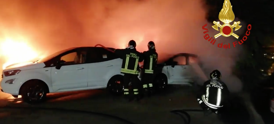 11 auto Ecosport della St Sergio Tumino totalmente distrutte dalle fiamme. ECCO IL VIDEO