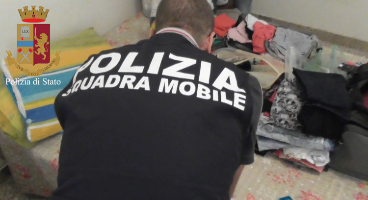 La Polizia chiude un’altra casa a luci rosse a Ragusa. Ecco come andava con due cubane