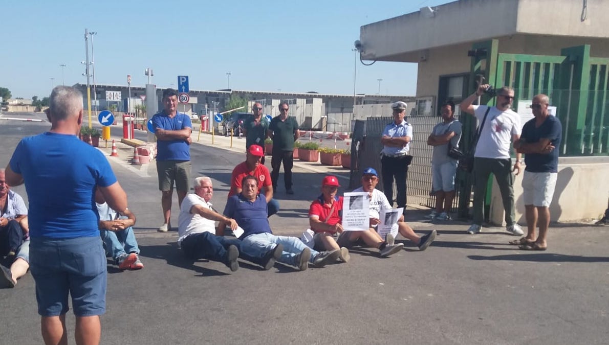 Protesta a Vittoria i produttori bloccano l’ingresso del mercato ortofrutticolo. Il comitato anticrisi incontra la Prefetta