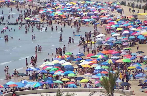 Accessi in spiaggia: a Marina di Ragusa un’app e solo 2580 ombrelloni. Forse si dovrà prenotare