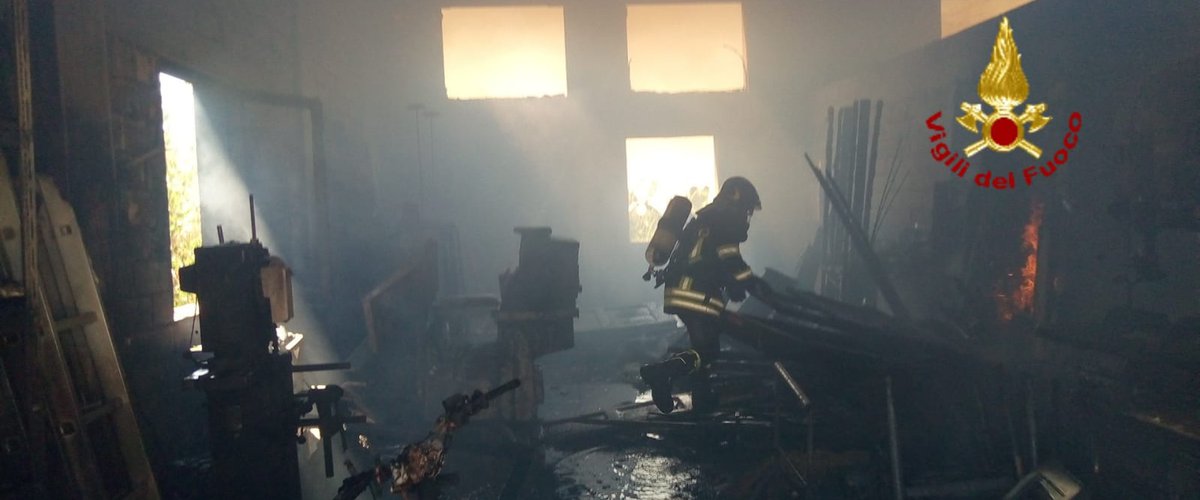 Incendio in una falegnameria a Sampieri. Pronto intervento dei VIgili del Fuoco.