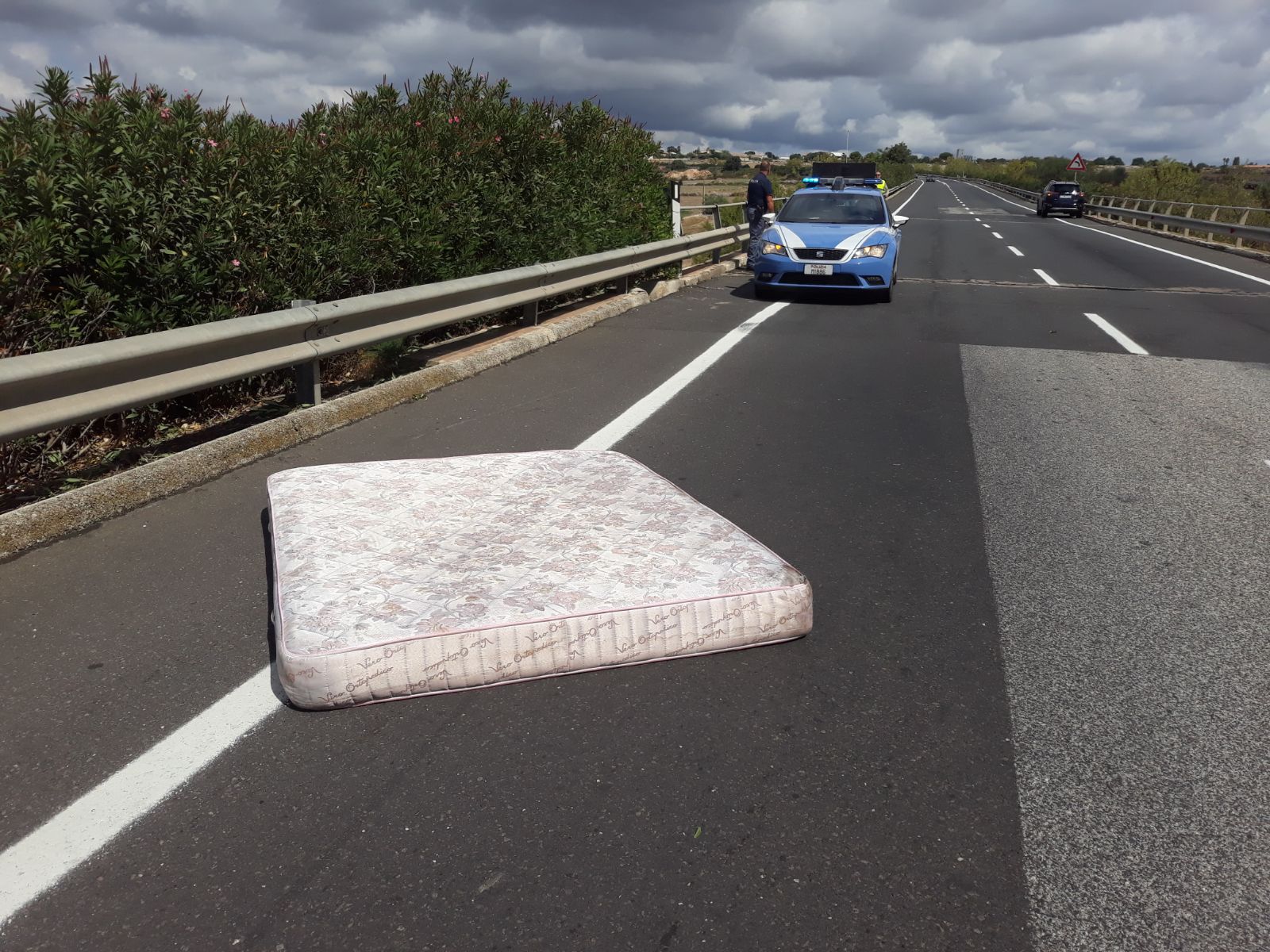 Materasso abbandonato in strada fa rischiare la vita ad un ciclista