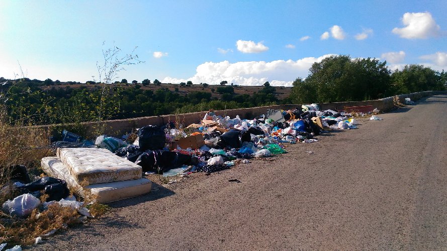 L’indecente spettacolo di rifiuti abbandonati in contrada Grassullo