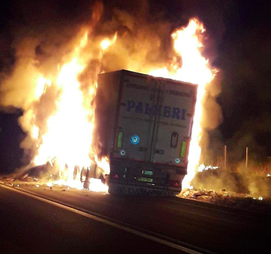 Incendiato un camion nella notte sulla Ragusa Catania. Traffico a rilento