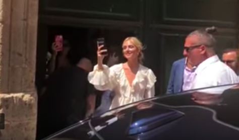 Prima apparizione pubblica della Ferragni a Noto. Fans in delirio