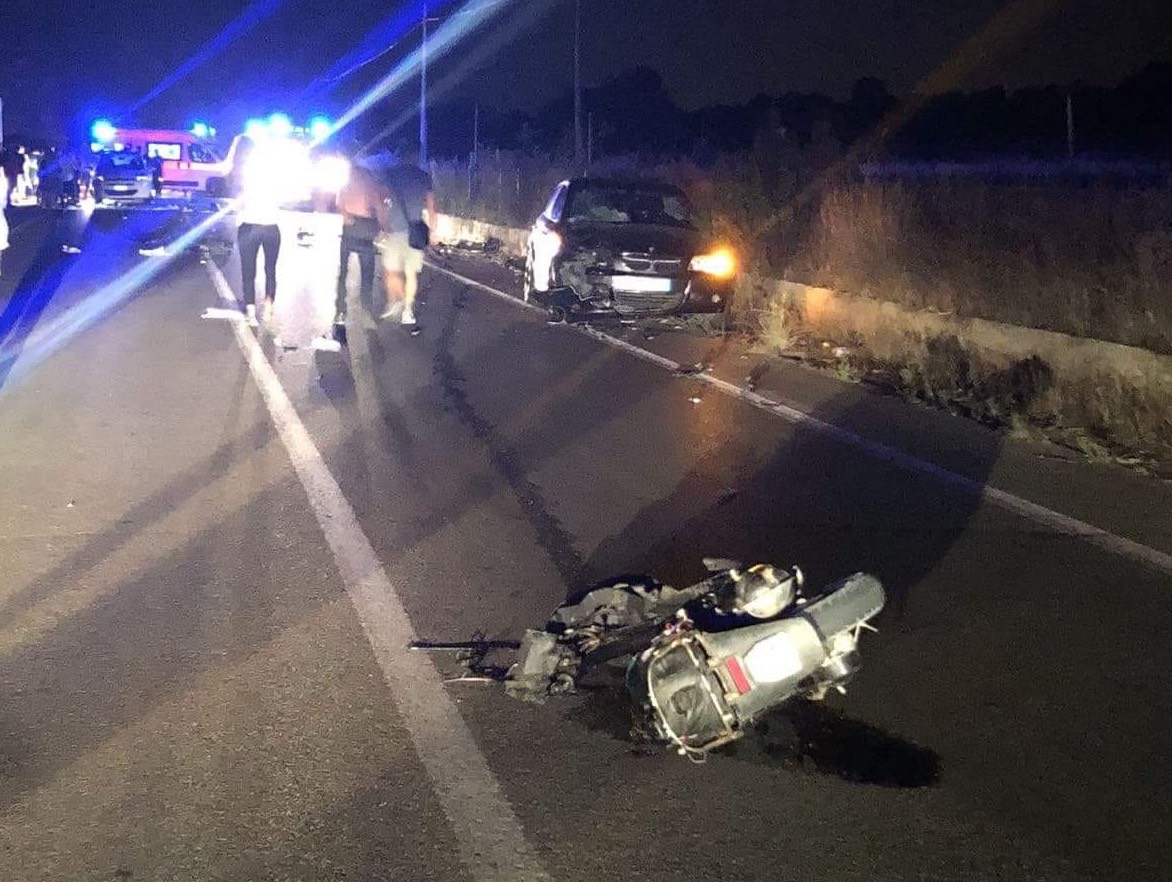 Grave incidente stradale tra Bmw e scooter. Muore 42enne rumeno