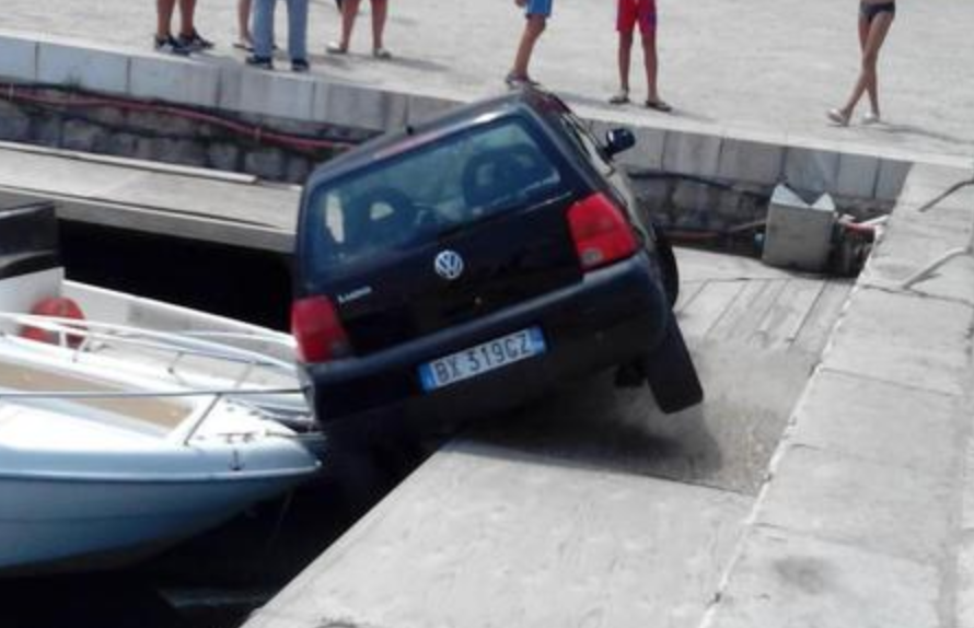 In Sicilia auto contro barche. Altro caso a Palermo