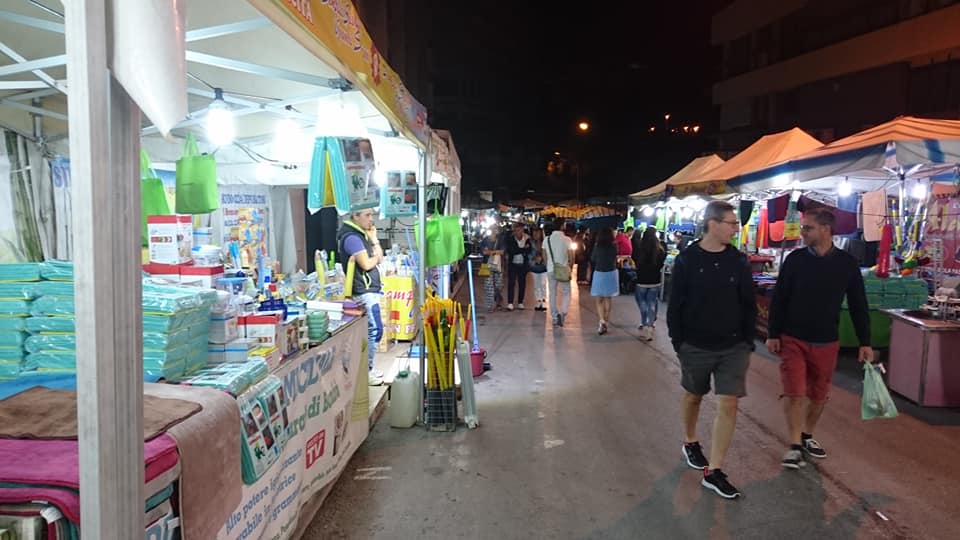 Bancarelle San Giovanni: tra robe trash e oggetti utili. Le abbiamo visitate per voi. FOTO GALLERY