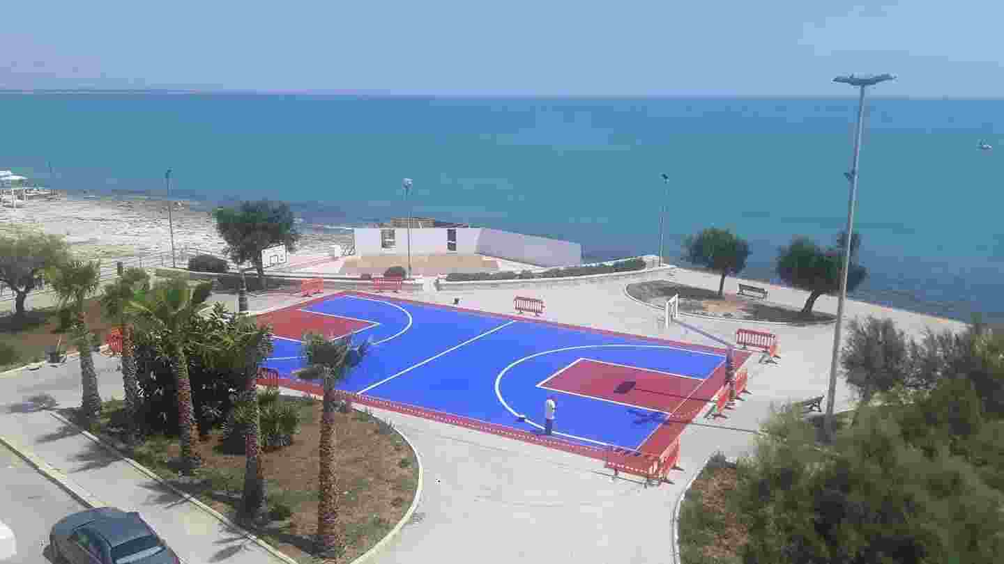 Un campo di basket con vista mare. A Pozzallo sinergia tra Comune e Lions Club