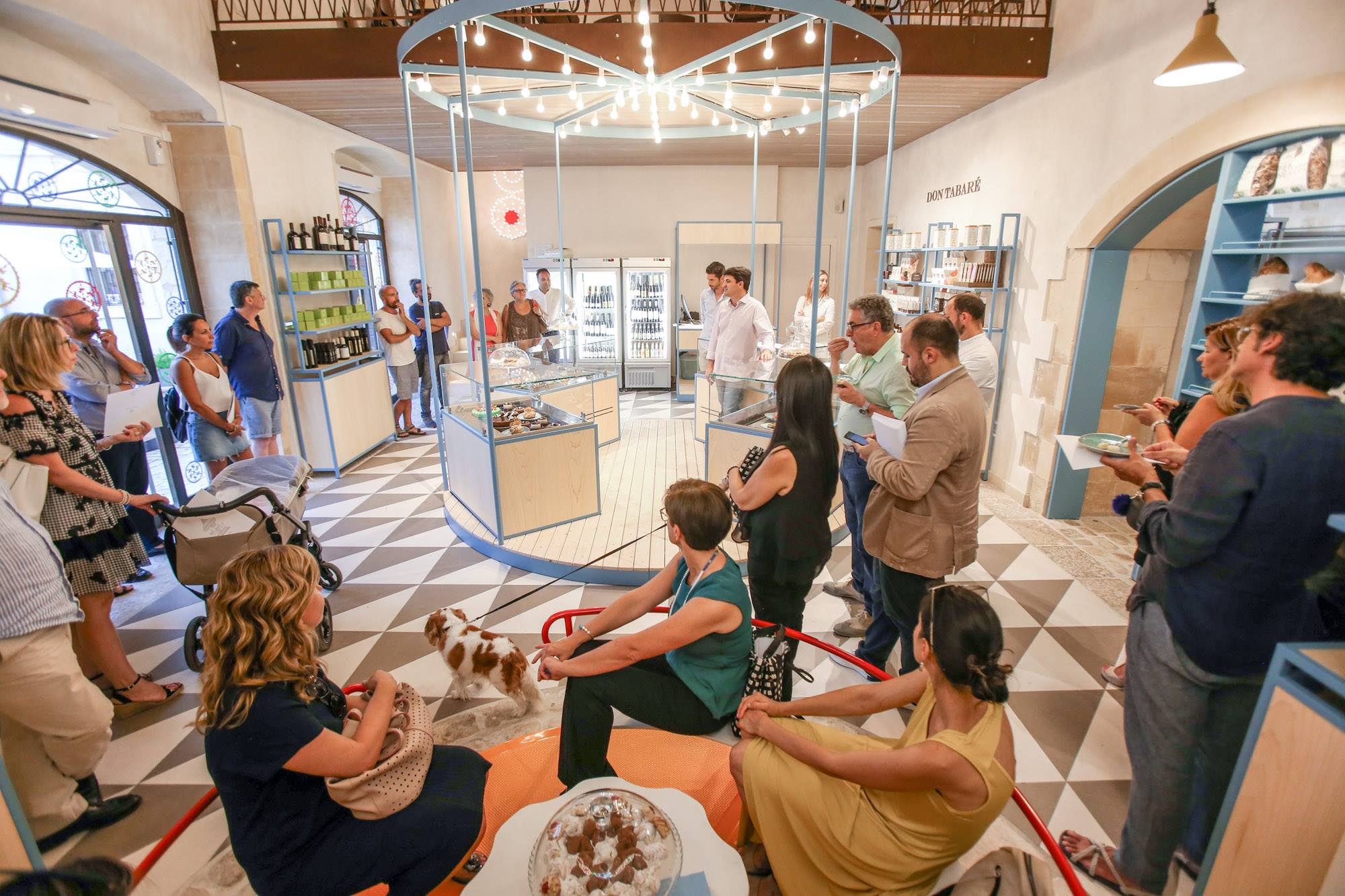 Galesi e gli chef stellati battezzano Don Tabarè a Scicli. Una giostra di dolci per la pasticceria da favola che nasce dentro una chiesa antica. FOTO