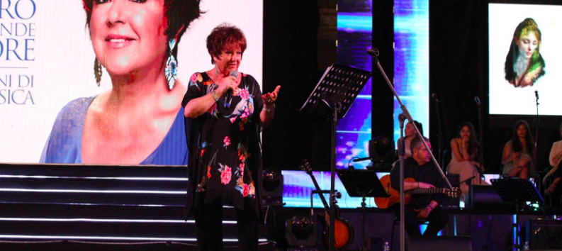 “Finchè la barca va”, emozioni in musica con Orietta Berti ieri sera al premio Ragusani nel Mondo. VIDEO