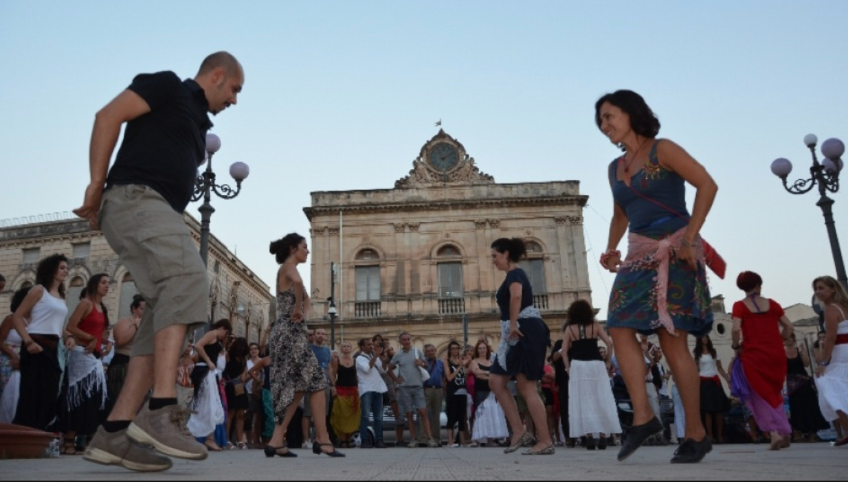A Scicli si balla stasera gratis in piazza con il Taranta Sicily Fest