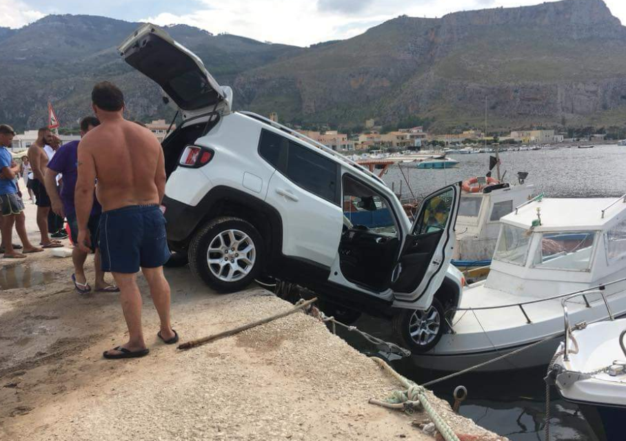 Una donna al volante di un fuoristrada finisce su imbarcazione
