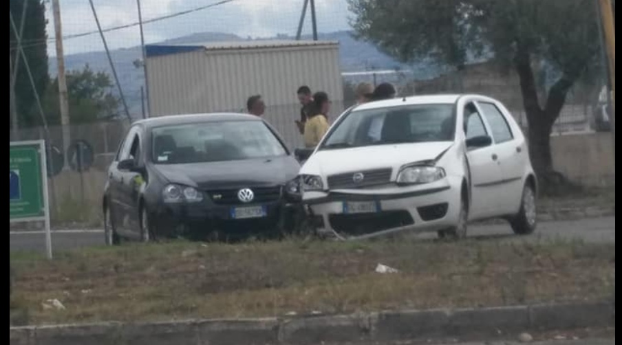 Incidente stradale vicino a Vittoria. Coinvolti due mezzi. A bordo anche un prete