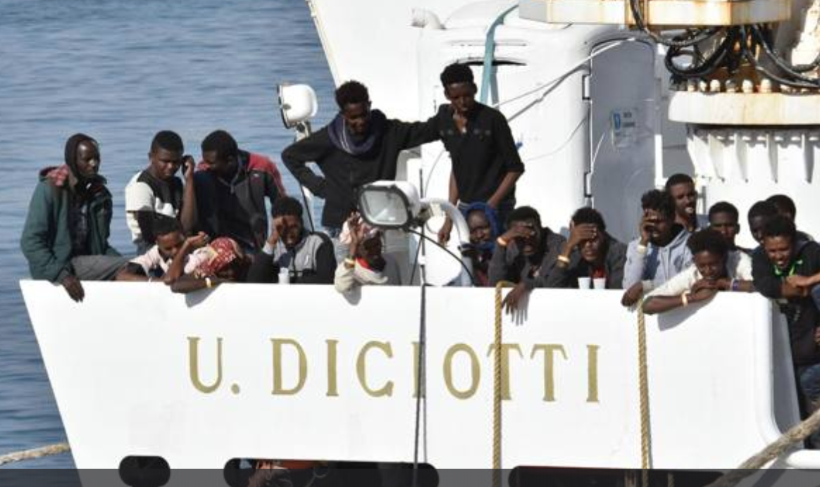 Migranti su nave Diciotti, la Procura indaga per sequestro di persona: “Trattamento illecito”