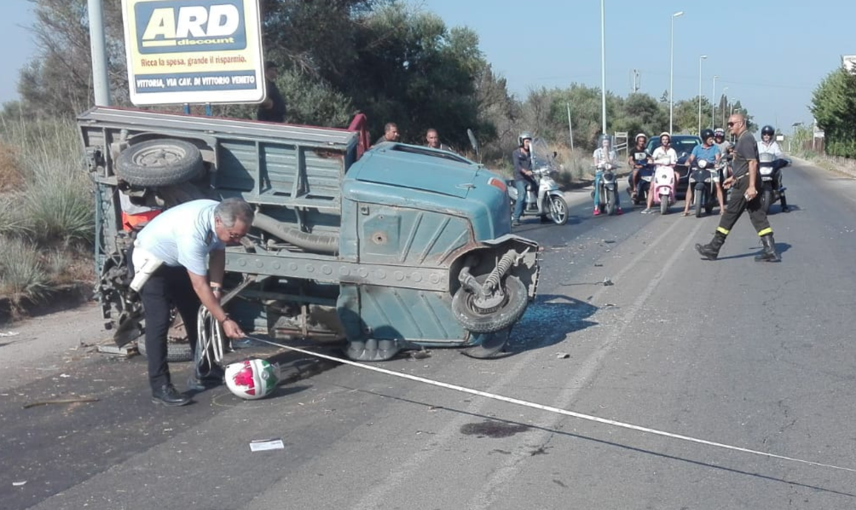 Scontro violento tra motoape e ciclomotore