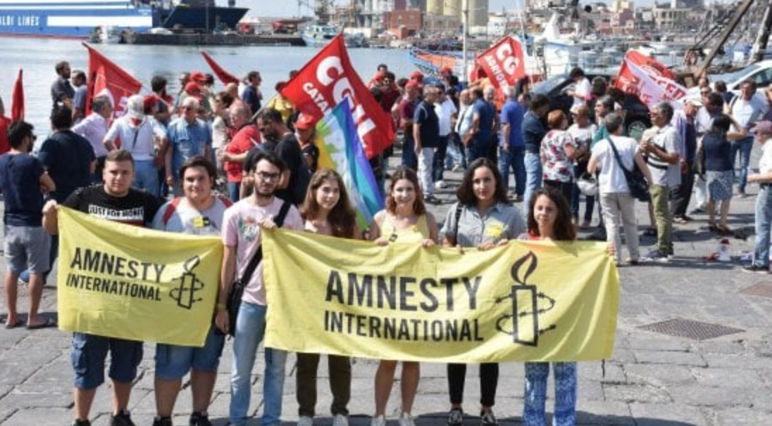 Migranti: “Facciamoli scendere, restiamo umani”. Avviata la manifestazione a Catania, mentre per 17 obbligo a scendere per sospetta tubercolosi. Mons. Staglianò: “La Chiesa di Sicilia con i migranti. Facciamo sciopero fame”