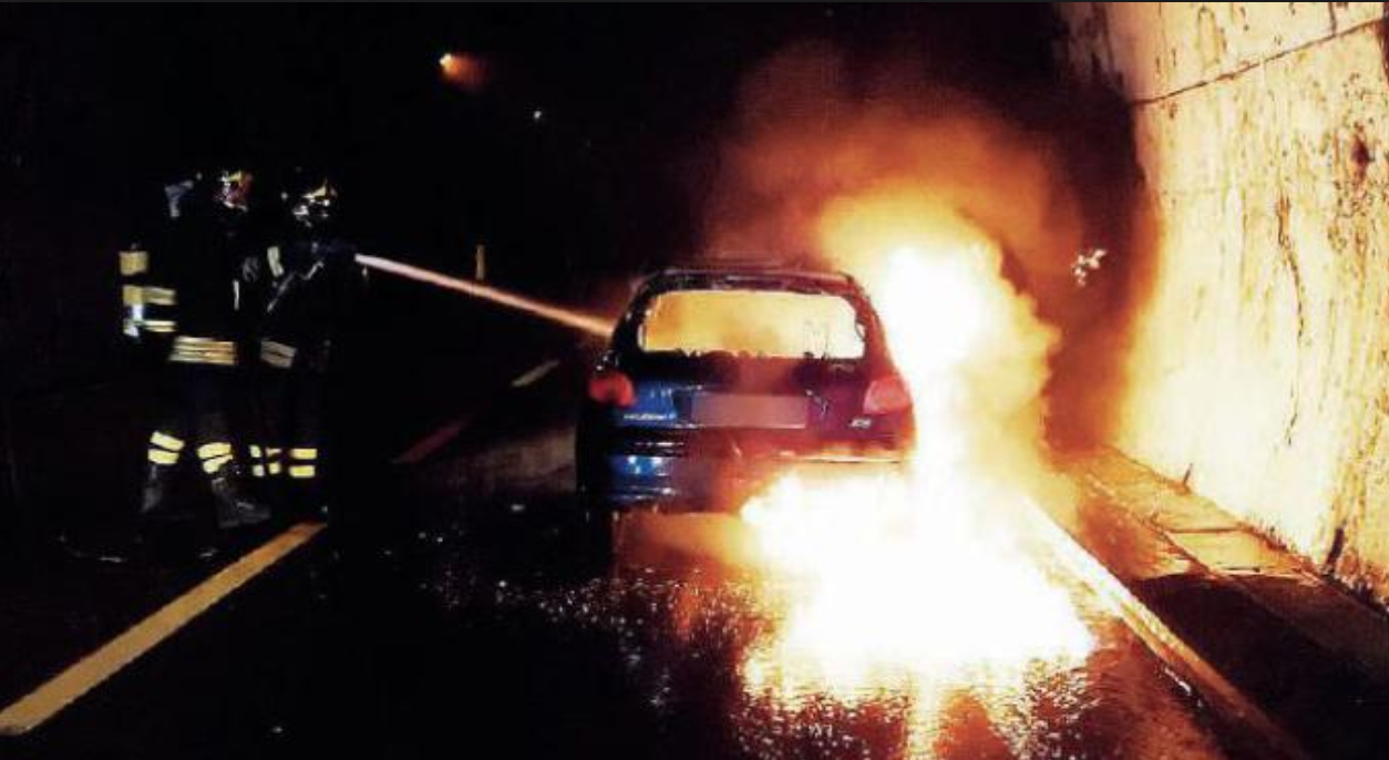 Auto in fiamme in galleria: chiude la Catania-Siracusa