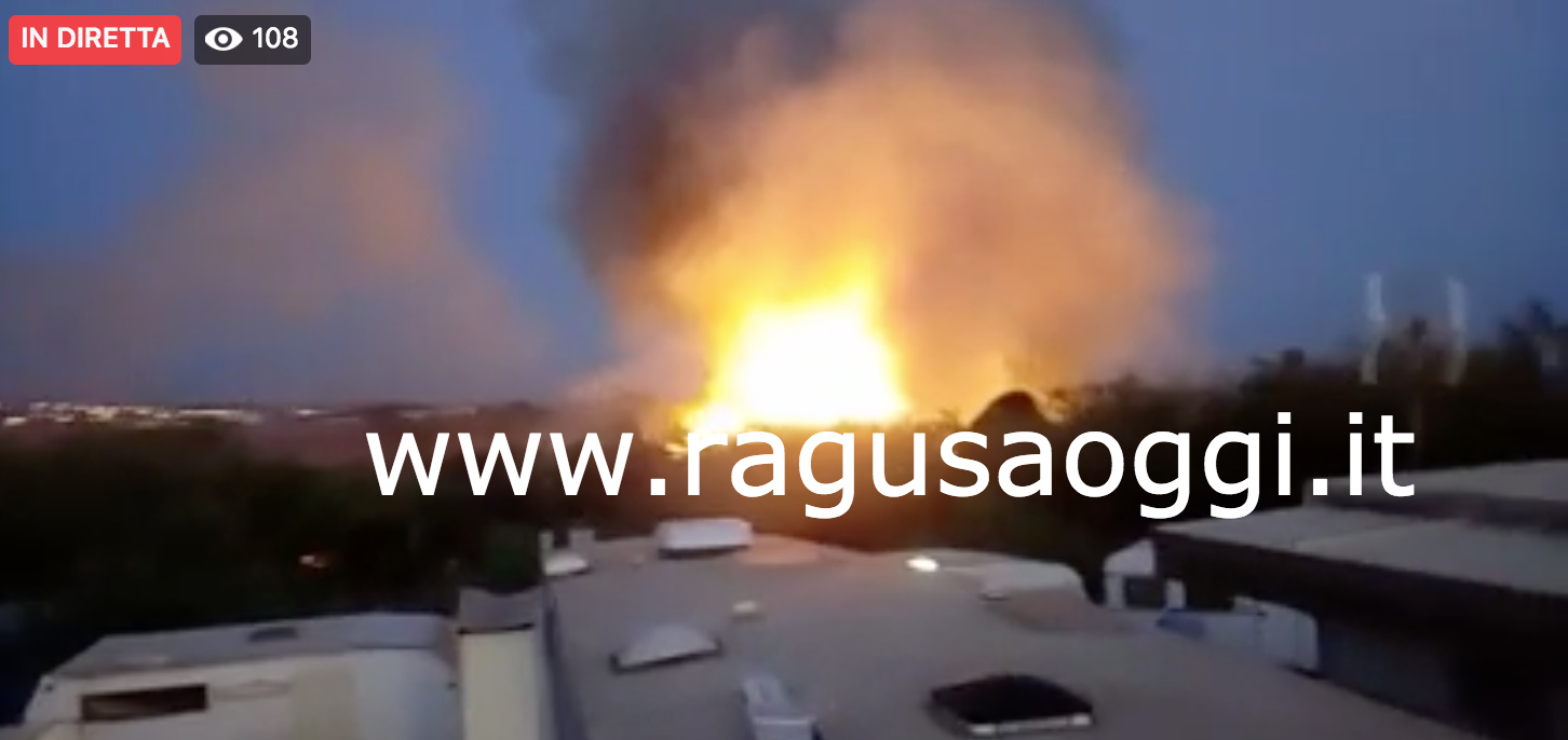 Incendio nell’area del luna park a Marina di Ragusa. VIDEO IN DIRETTA