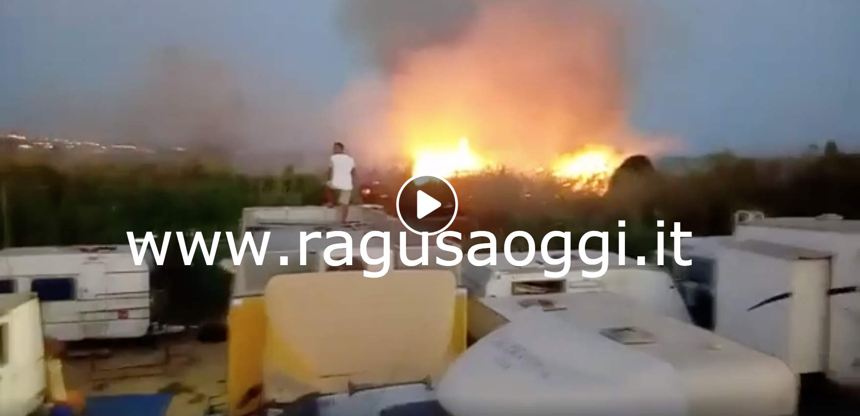 Incendio vicino luna park, per i giostrai c’è un piromane. Già sabato un primo incendio più piccolo. VIDEO