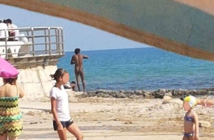 Immigrati nudi in spiaggia a Pozzallo, il Comune acquista costumi e spiega regole